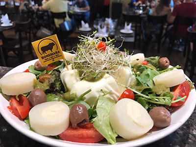 Burrata com salada Burrata com salada