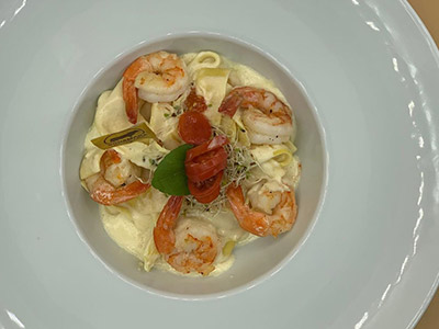 Tagliatelle com camarões médios (8 unid.) flambado no Gin Tanqueray Tagliatelle com camarões médios (8 unid.) flambado no Gin Tanqueray
