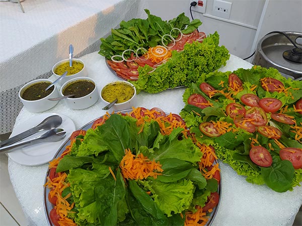 Buffet com cardápio completo Pratos sob a mesa