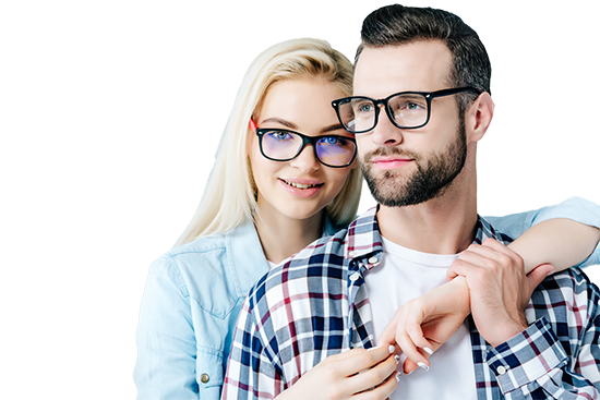 Óculos de diversos modelos e marcas Casal usando óculos