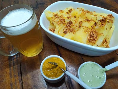 Porção de mandioca ao alho Porção de mandioca ao alho