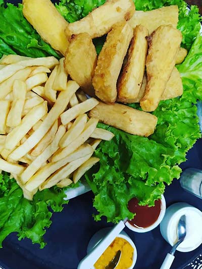 Porção de tilápia e porção de batata frita Porção de tilápia