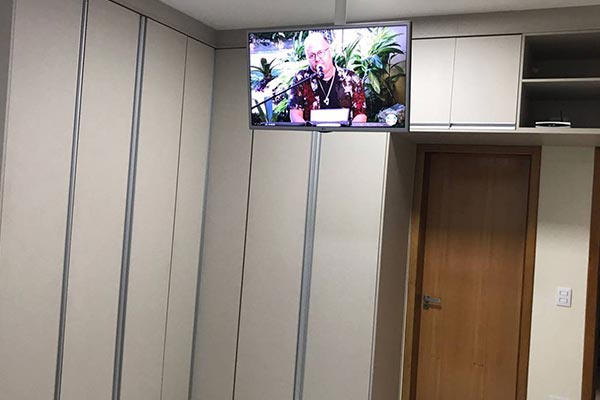 Closet sob medida Closet com TV embutida