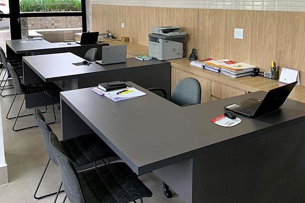 Mesas e bancadas para ambientes corporativos Bancadas