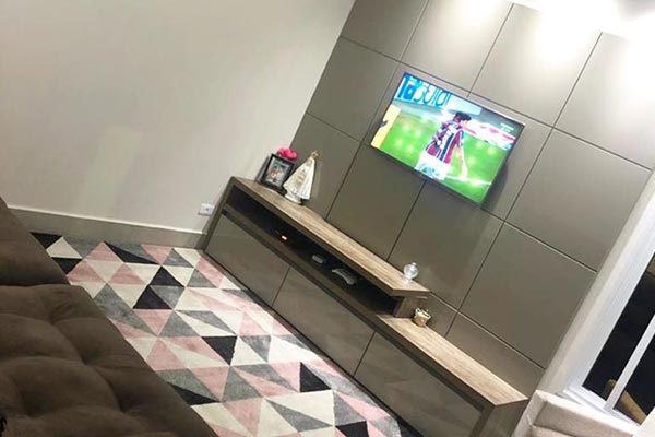 Racks e painéis para TV Painel com acabamennto que imita concreto