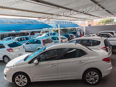 Sedans para quem busca mais espaço Carros com porta malas espaçoso