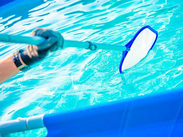 Limpeza e manutenção de piscinas Limpeza de piscina