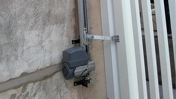 Fazemos a instalação do motor do seu portão Instalação de motor de portão