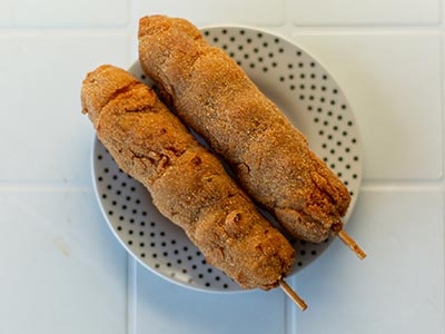 Espetinho composto por carne ou frango, e legumes(tomate, cebola e pimentão) Espeto de carne com legumes