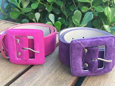 Cintos em suede nas cores pink e roxo para dar uma cor ao look Cintos em suede