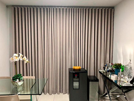 Cortinas em tecido no varão e trilho suiço no sistema Wave Cortinas em tecido no varão e trilho suiço no sistema Wave