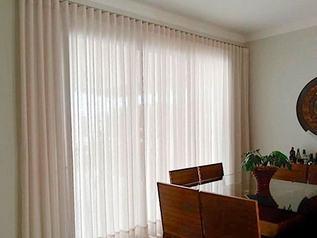 Cortinas em tecido no varão e trilho suiço no sistema Wave Cortinas em tecido no varão e trilho suiço no sistema Wave