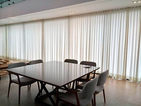 Cortinas em tecido no varão e trilho suiço no sistema Wave Cortinas em tecido no varão e trilho suiço no sistema Wave