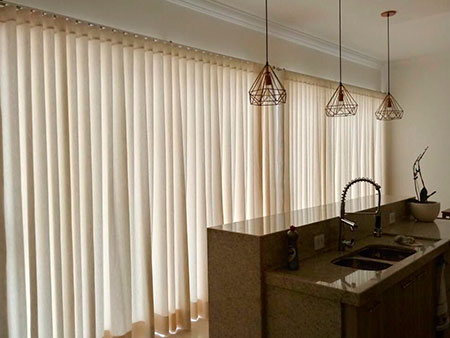 Cortinas em tecido no varão e trilho suiço no sistema Wave Cortinas em tecido no varão e trilho suiço no sistema Wave