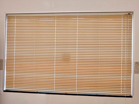 persiana horizontal embutida na janela persiana horizontal embutida na janela