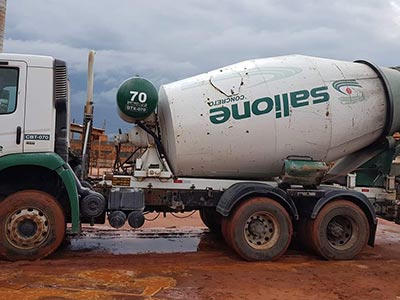 Frota própria Caminhão de transporte de concreto
