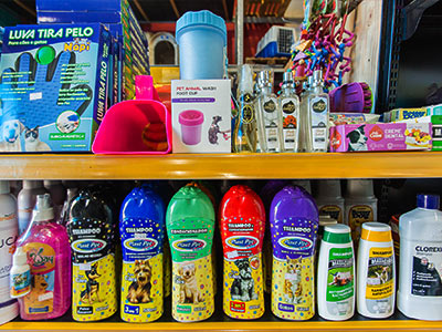 Shampoos, condicionadores e produtos de higiene para cães e gatos Cão tomando banho