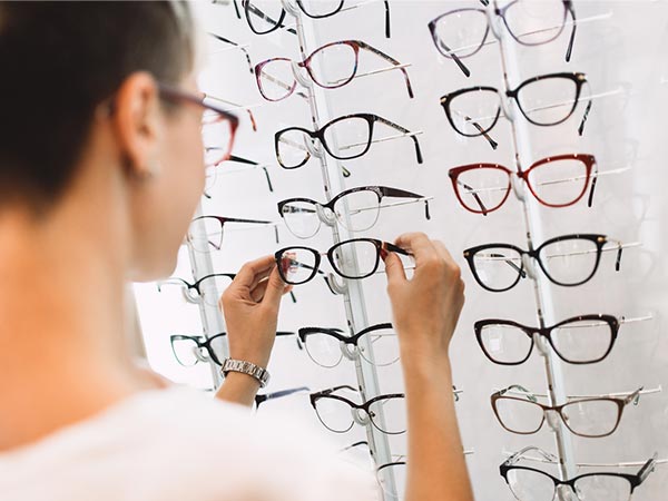 Diverdas opções em óculos para públicos de todas as idades e estilos Óculos de grau