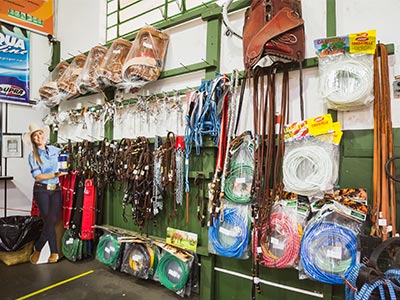 Selas para cavalo, cordas e muitos acessórios para pessoas do campo Acessórios para pessoas do meio rural