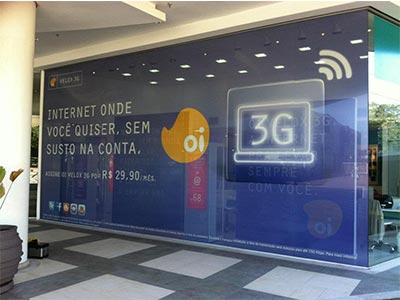 Totens, faixas e plotagem em vitrines Divulgação em vitrines de shopping