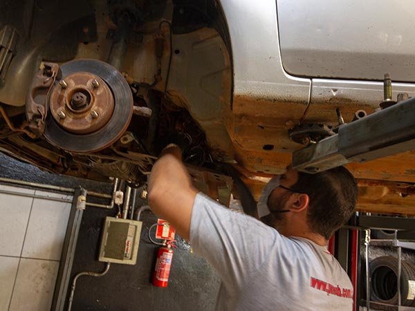 Manutenção e revisão veicular completa Carro sendo revisado