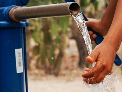 Limpeza e desinfecção de poços Poço com água limpa