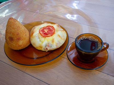 Café com salgado Café com salgado