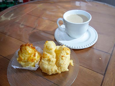Lanche da tarde Café com leite com pãozinho
