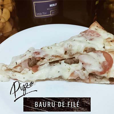 Pizza com filé, tomate, cebola e muçarela Pizza Bauru de Filé