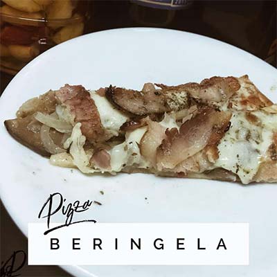 Pizza com berinjela, cebola, muçarela e bacon Pizza de Berinjela