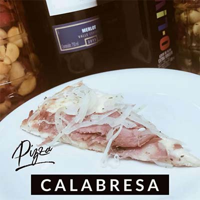 Pizza com muçarela, calabresa e cebola Pizza de Calabresa