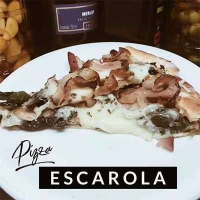 Pizza com escarola, cebola, muçarela e bacon Pizza de Escarola
