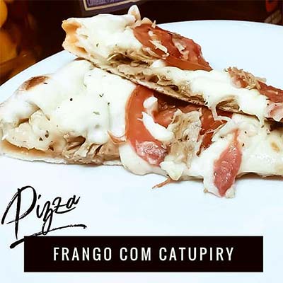 Pizza com frango, muçarela, catupiry e tomate Pizza de frango com catupiry