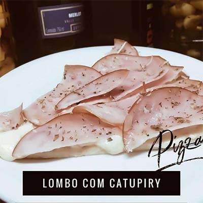 Pizza com muçarela, lombo e catupiry Pizza de lombo com catupiry