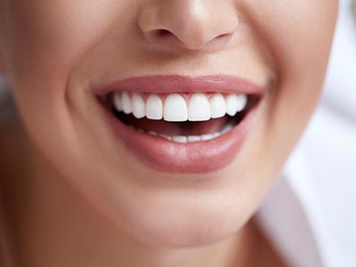 Método que elimina manchas e pigmentos incorporados ao esmalte do dente Clareamento dos dentes