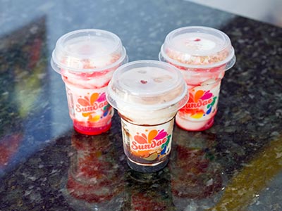 Deliciosas opções de sundae Copos de Sundae