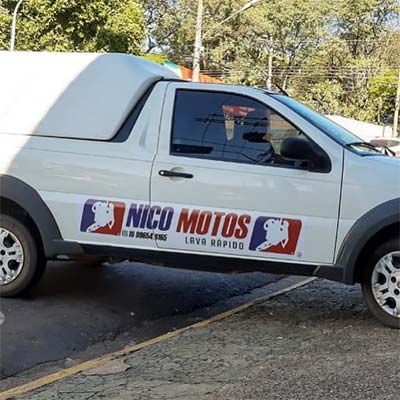 Carro comercial adesivado Carro adesivado
