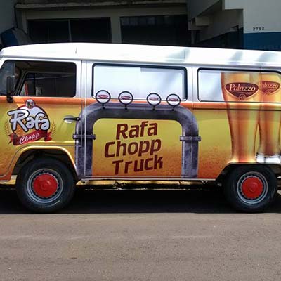 Personalização da kombi do Rafa Chopp Kombi adesivada