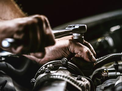 Revisão e manutenção automotiva completa Carro sendo revisado