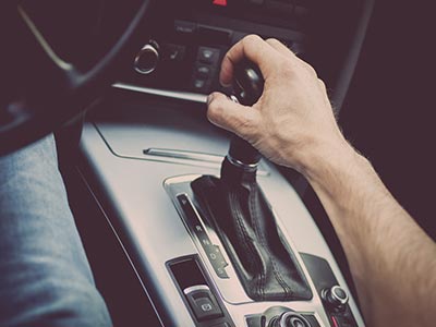 Manutenção de câmbios manuais e automáticos Câmbio de um carro