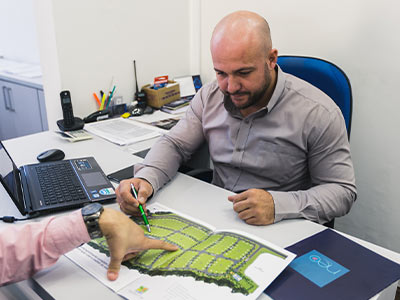 Ajudamos você a escolher um ímovel Corretor atendendo cliente