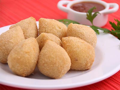 Coxinhas com sabores irresístíveis Coxinha de carne ou frango