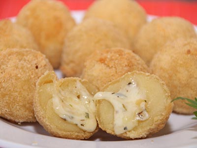 Bolinhas de queijo que derrete na boca Bolinha de queijo