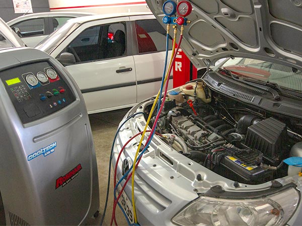 Limpeza do ar-condicionado do carro Ar-condicionado automotivo sendo higienizado