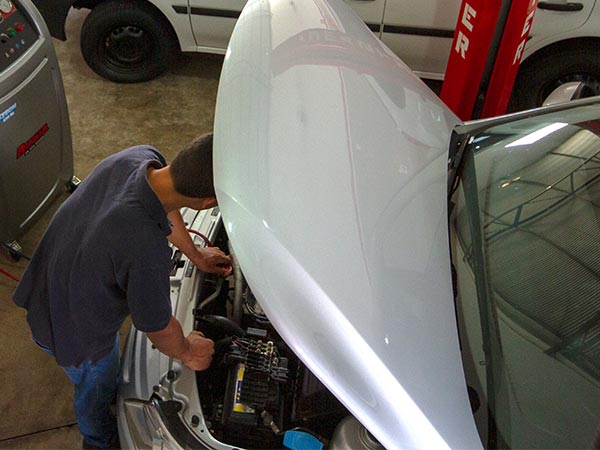 Instalação e manutenção do ar-condicionado automotivo Carro com ar-condicionado em manutenção