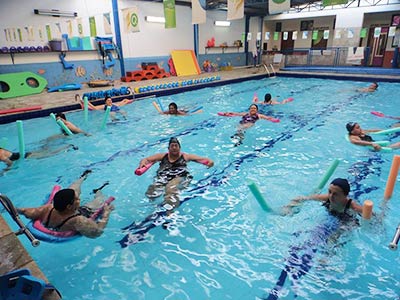 Piscina para a prática de hidroginástica Aula de hidroginástica em piscina