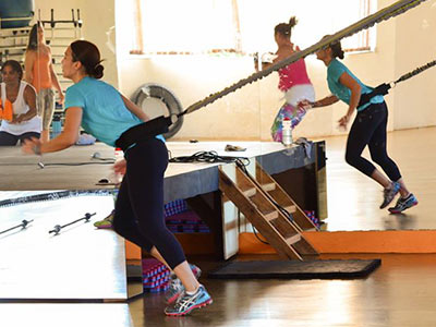 Atividade de treinamento funcional Mulher fazendo atividade de treinamento funcional