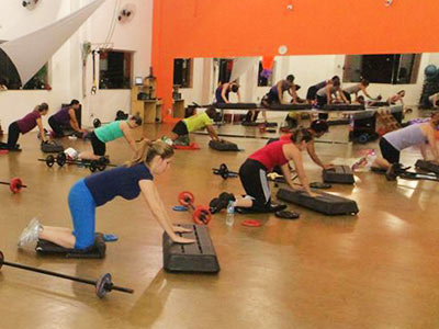 Movimentos para a melhora do condicionamento físico Aula de ginástica