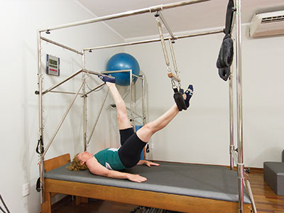 Aparelho de pilates Muller em um aparelho de pilates