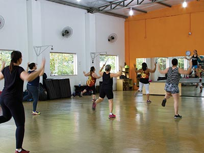 Aulas de Zumba Mulheres fazendo aula de zumba